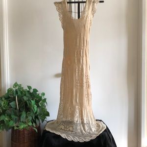 Stunningly beautiful scalloped sleeves Cream Lace Maxi dress w/full slip. Sz L